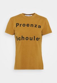 Senapsgul bomull t-shirt med fet svart text med orden "Proenza Schouler." Klassisk rund hals och korta ärmar.