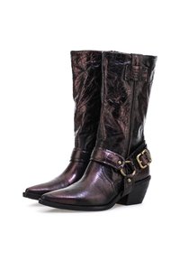 Burgundijske metalik kožne gležnjače s tnekim vrhom, bočnim patentnim zatvaračem i kopčom oko gležnja. Teksturalna završna obrada i niski potpetica.