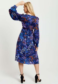 Liquorish VIVID ZEBRA PRINT MIDI WITH FRONT SLIT - Day dress - blue