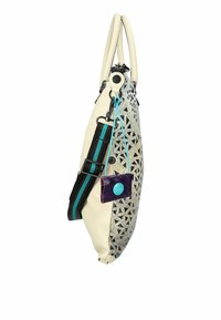 Bolso de cuero con un diseño de corte geométrico, crema de un lado y plateado metálico del otro. Incluye una correa desmontable y una pequeña cartera morada.