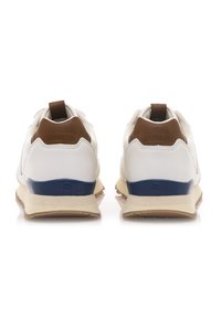 Zapatillas de cuero blancas con detalles en marrón, soporte en el talón azul, forma redondeada y suelas texturizadas. Logo en la parte trasera y tirador en la parte superior.