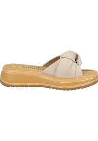 Beige Riemchensandalen verfügen über ein geknotetes Vorderdesign, ein weiches Material, eine gepolsterte Fußbett und eine dicke, strukturierte Plateausohle mit einem goldenen Akzentstreifen.