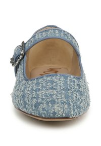Ballerine in tessuto blu con superficie testurizzata, punta rotonda e una fibbia decorativa di lato. Interno foderato con suola piatta.