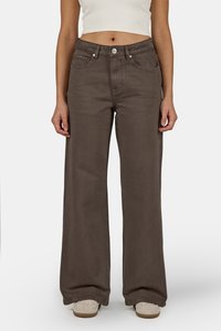 Rjave široke hlače iz dvoslojnega bombaža, z visokim pasom, sprednjimi žepi in gumbom za zapiranje. Teksturirana površina.