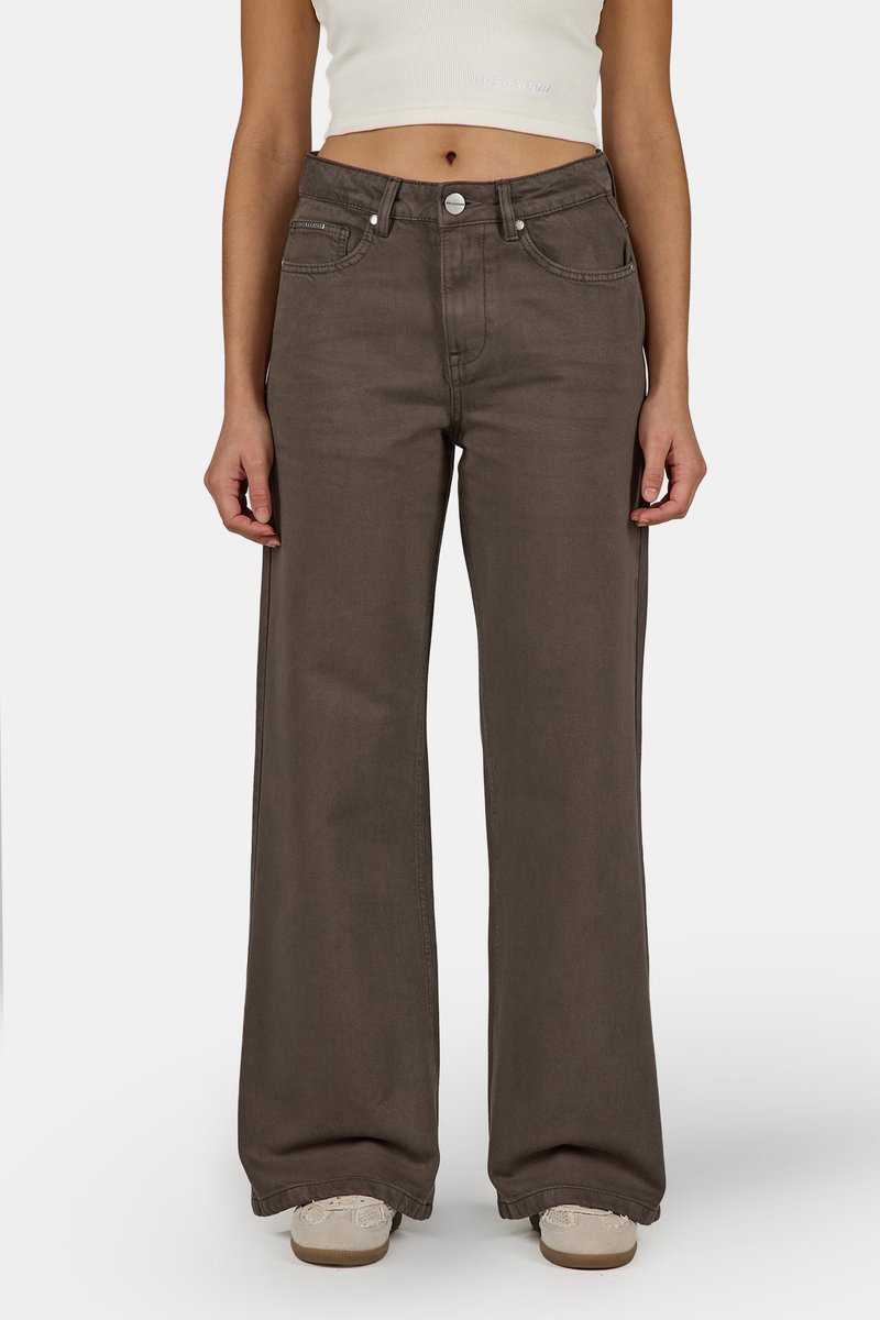 Rjave široke hlače iz dvoslojnega bombaža, z visokim pasom, sprednjimi žepi in gumbom za zapiranje. Teksturirana površina.