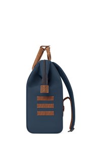 Zaino in tessuto blu navy con chiusura roll-top, spallacci in pelle marrone e tre accenti orizzontali marroni sui lati. Texture liscia.