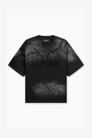 Cămașă neagră oversized din bumbac. Prezintă un design estompat cu text în relief „FAVELA” pe partea din față. Mânici scurte și gât rotund.