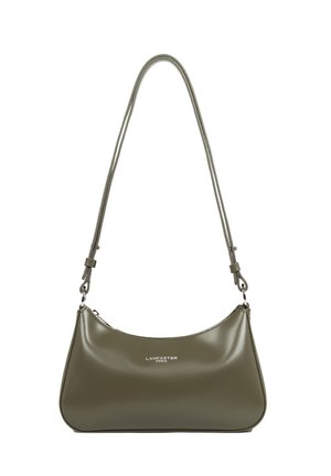 Sac à main en cuir vert olive avec une forme arrondie, une fine bandoulière et un logo de marque en argent. Texture lisse avec fermeture à glissière.