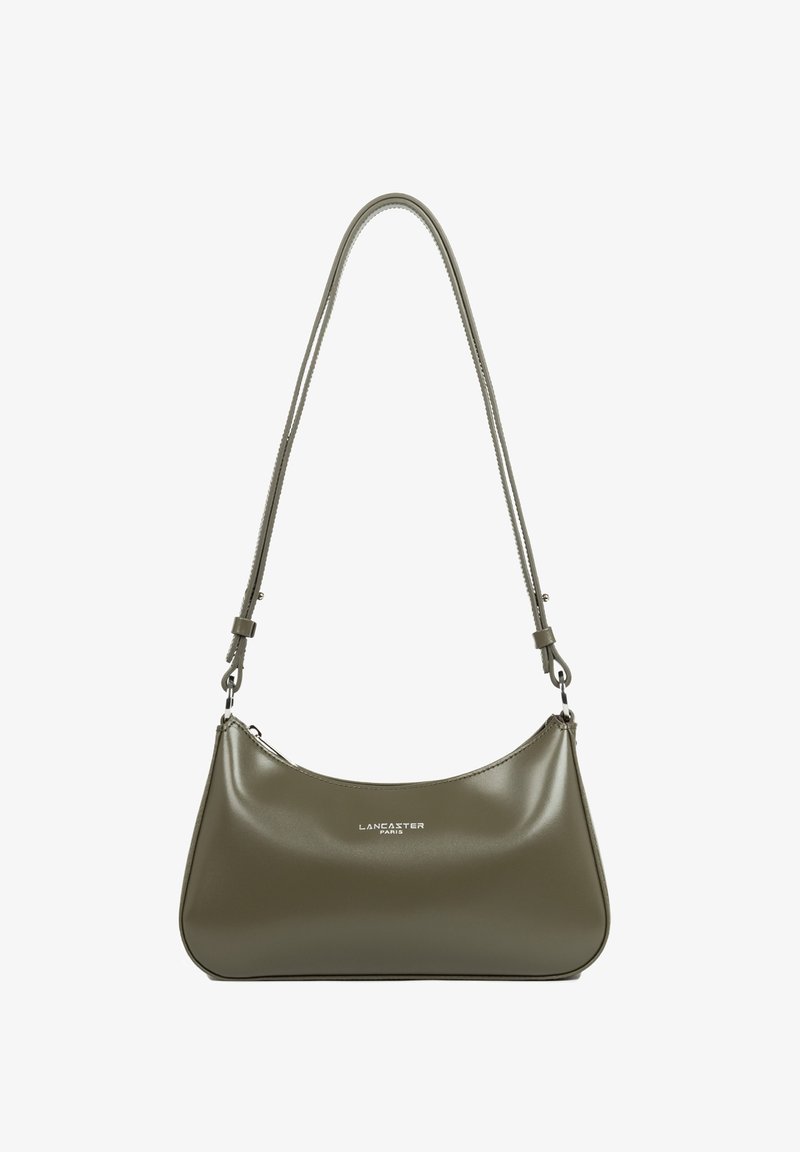 Borsa a mano in pelle verde oliva con forma curva, sottile tracolla e logo del brand in argento. Texture liscia con chiusura a zip.