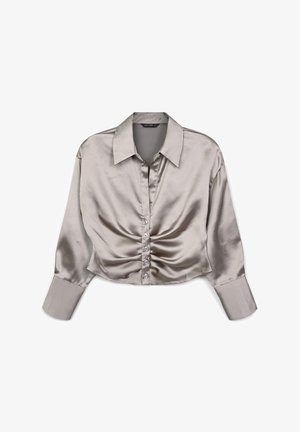 Seidiges, hellgraues, verkürztes Shirt mit einem Kragen, Frontknöpfen und Raffung an der Taille. Verfügt über lange Ärmel mit Manschetten.