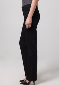 Jeans negros con un diseño de pierna recta, fabricados en una mezcla de algodón. Presentan un estilo clásico de cinco bolsillos y detalles de costura sutiles.