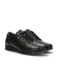 Zapatillas de cuero negro con puntera redondeada, cordones texturizados y un sutil detalle del logo en el lateral. Suela de goma para mayor flexibilidad.