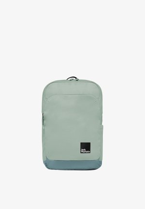 Zaino rettangolare verde chiaro con tasca frontale, pannello inferiore blu, manico nero e logo Jack Wolfskin nella parte anteriore inferiore.