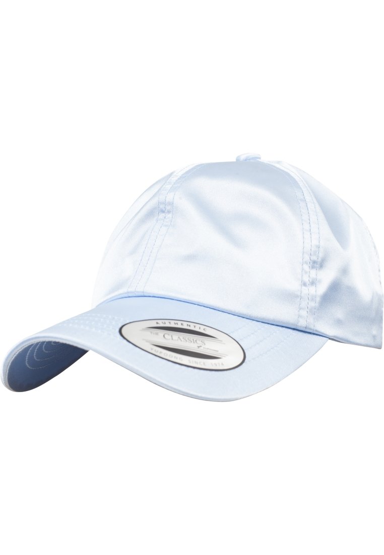 Lys blå satin baseball cap med en buet skygge og et mærke på forsiden. Har broderede accenter og en glat tekstur.