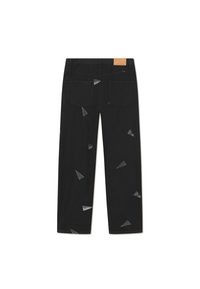 Pantalones de mezclilla negros con corte recto, con patrones gráficos triangulares en gris, dos bolsillos traseros y una etiqueta de cuero marrón en la cinturilla.