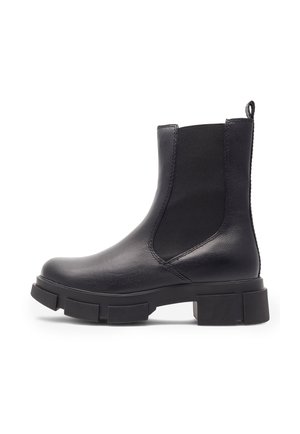 Schwarze Stiefeletten aus Kunstleder mit elastischen Seiteneinsätzen, einer klobigen Sohle und Schlaufe zum einfachen Anziehen.