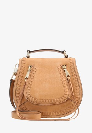Bolso bandolera de cuero color cuero con asa superior, costuras decorativas, dos cremalleras verticales delanteras con tiradores largos de cuero y correa desmontable.