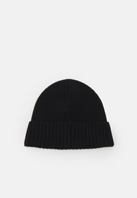 Zwarte gebreide beanie met een geribbelde textuur, voorzien van een omgevouwen rand aan de onderzijde en een glad afgeronde top.