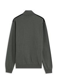 Sudadera gris de manga larga, con cuello alto y detalles negros en los hombros. Tela suave con textura lisa. Diseño simple y minimalista.