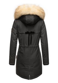 Parka nera con cappuccio foderato in pelliccia sintetica, vita regolabile con cordino e dettagli con tasca frontale. Presenta un'etichetta con logo e una texture di tessuto liscia.