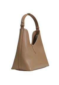 Borsa a spalla in pelle beige con manico curvo, forma triangolare allungata e una singola tasca esterna per facilità d'accesso.