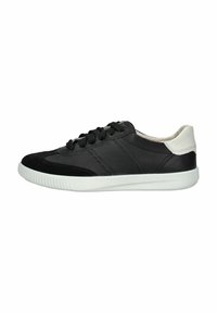 Baskets en cuir noir et daim avec une semelle en caoutchouc blanche, un design à lacets et des panneaux texturés. Présente un accent de talon doux et contrasté.