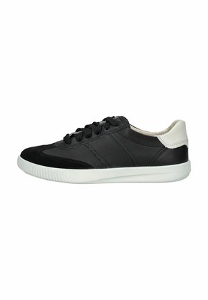 Baskets en cuir noir et daim avec une semelle en caoutchouc blanche, un design à lacets et des panneaux texturés. Présente un accent de talon doux et contrasté.