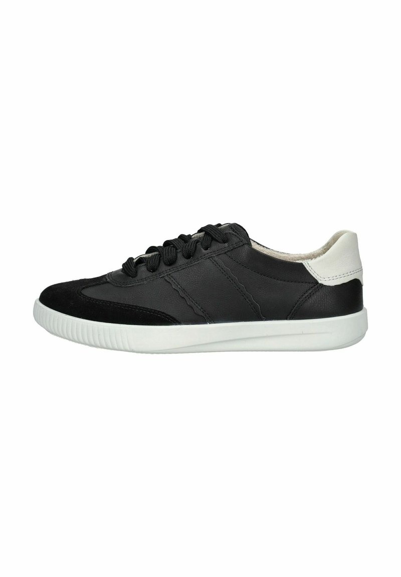 Baskets en cuir noir et daim avec une semelle en caoutchouc blanche, un design à lacets et des panneaux texturés. Présente un accent de talon doux et contrasté.