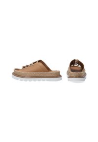 Tan instappers met een ronde neus, voorzien van een gevlochten jute middenzool en witte rubberen outsole. Gelaagde oppervlakte en open achterkant ontwerp.