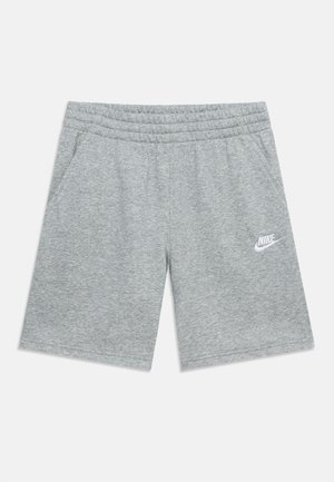 Helehallid Nike lühikesed püksid elastse vöökohaga, küljetaskute ja valge Nike logoga vasakul reiel, asetatud tasapinnaliselt valgele taustale.