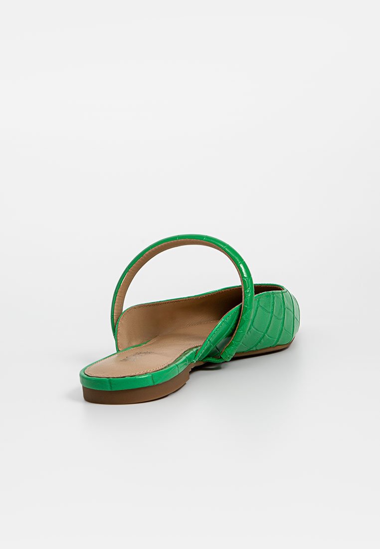 Zapato slip-on de imitación de cocodrilo verde, con punta redonda, correa en el tobillo, suela plana y forro interior suave.