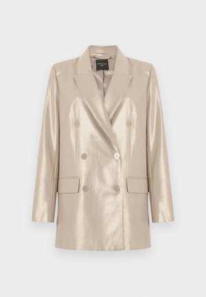 Beige metallisk dobbelspent blazer med seks knapper, hakkete slag og to klaffelommer, vist flatt på en hvit bakgrunn.
