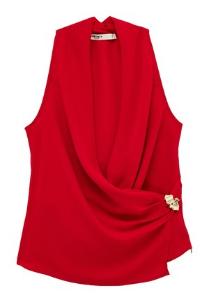 Czerwona bluzka bez rękawów z drapowanym przodem i złotym ozdobnym zapięciem po prawej stronie, z kołnierzem szalowym.
