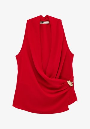 Rote ärmellose Bluse mit drapiertem Vorderteil und goldfarbenem Zierverschluss auf der rechten Seite, mit Schalkragen.