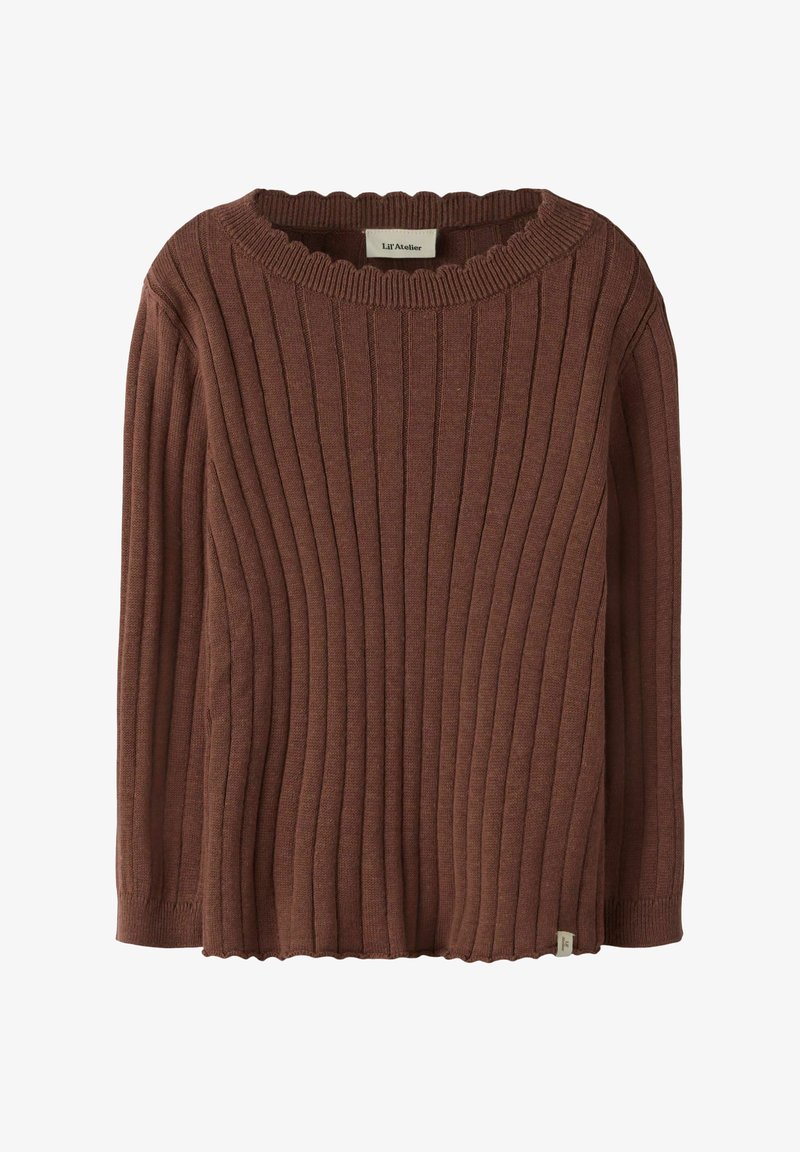 Pull en maille côtelée marron à manches longues et col rond, avec une petite étiquette de marque en tissu près de l'ourlet.