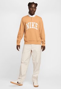Nike Sportswear CLUB - Polo majica - flax white