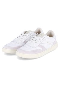 Weiße Sneakers mit einem glatten Lederoberteil und Wildlederakzenten, ausgestattet mit Netzbereichen, Perforationen, Schnürsenkeln und einer leicht strukturierten Gummisohle.