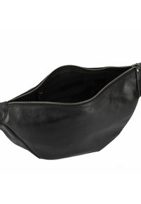Borsa in pelle nera con una superficie liscia, forma ovale e chiusura con zip argentata. L'interno presenta più scomparti per l'organizzazione.