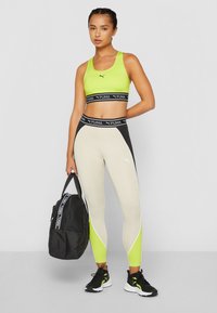 Puma KEEPS BRA - Športni modrček s srednjo podporo - lime pow