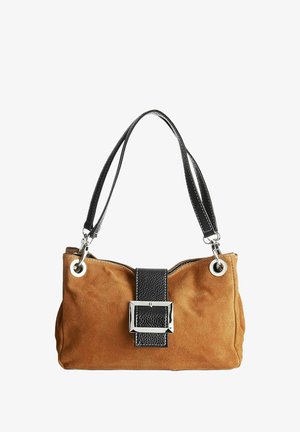 Hnědá surová kůže taška s černými koženými akcenty, stříbrným detailním sponou a dvojitými ramenními popruhy. Hladká textura s strukturovaným tvarem.