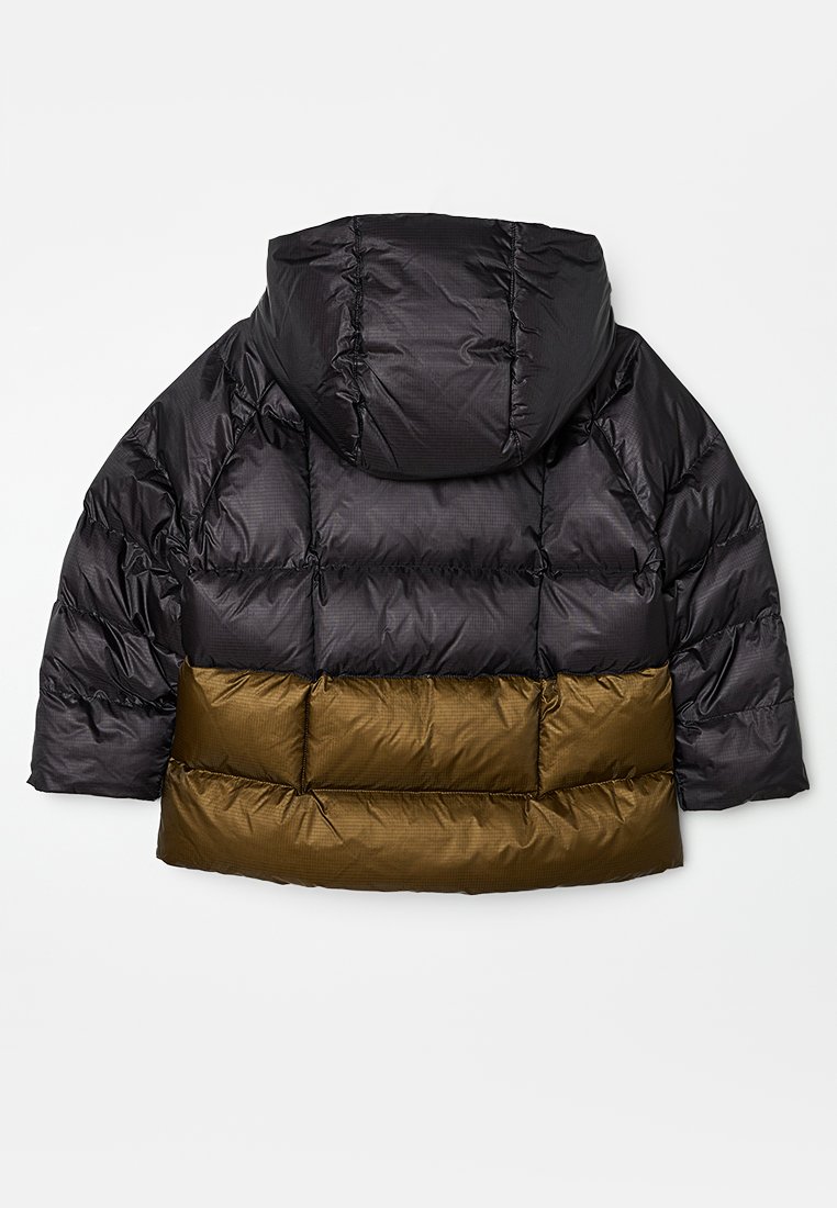 Giubbotto puffa nero e marrone con cappuccio, mostrato di spalle, con sezioni a costine orizzontali e maniche lunghe.