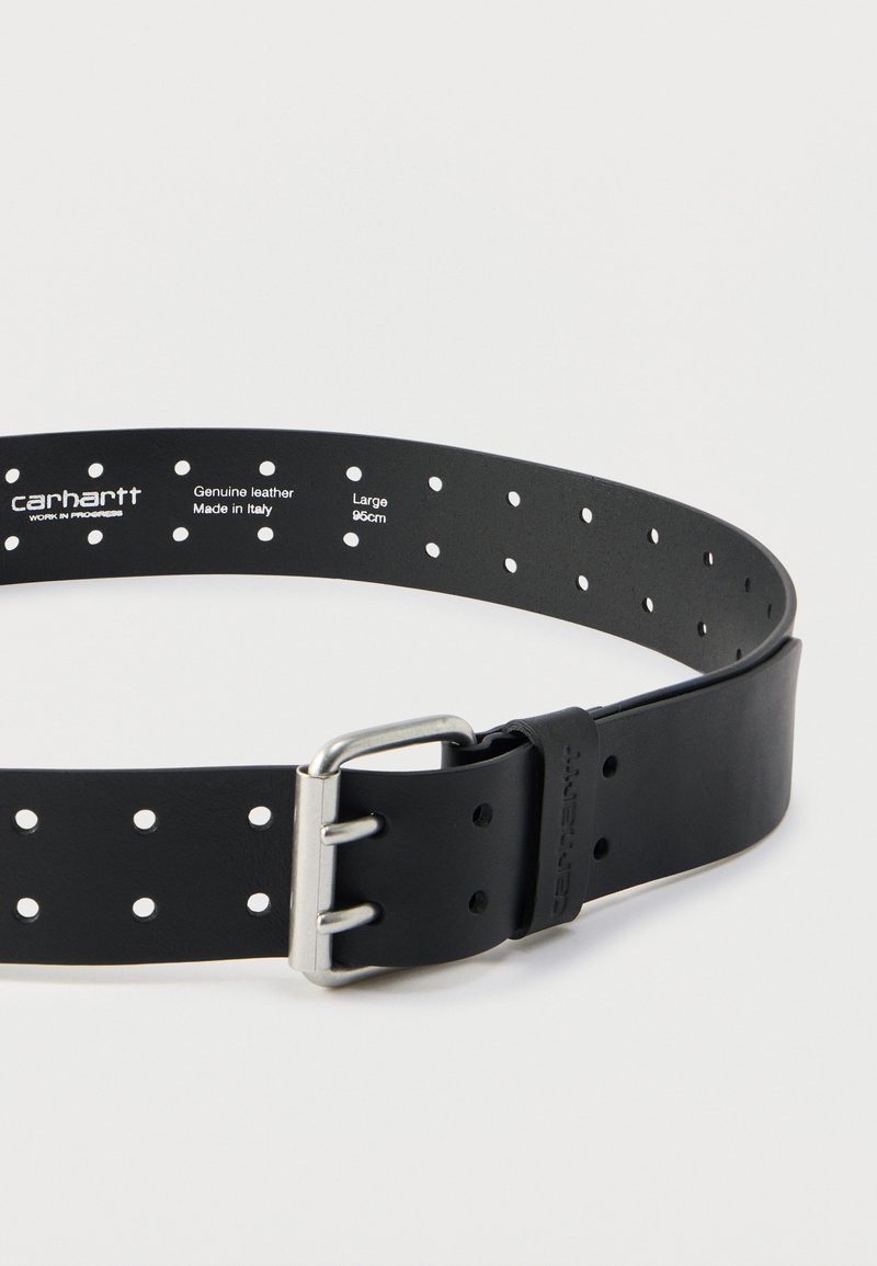 Cintura in pelle nera autentica con molteplici fori, fibbia in metallo argentato, marchio impresso sulla fascia, taglia indicata come grande, 96 cm.