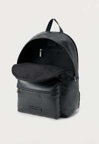 Μαύρο σακίδιο κατασκευασμένο από υφασμάτινο με σχέδιο και υφή. Διαθέτει ανοιχτό επάνω μέρος, μπροστινή τσέπη και λείo κλείσιμο με φερμουάρ.