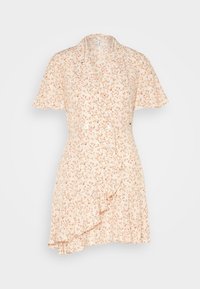 Robe portefeuille fleurie en pêche clair avec manches courtes et détails à volants. Confectionnée dans un tissu léger, elle est dotée de doubles boutons à la taille.