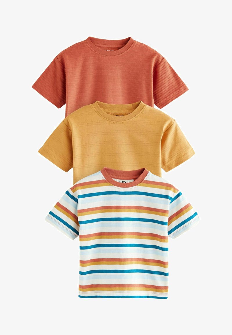 Drei T-Shirts: eines in Rostfarbe, eines in Senfgelb mit strukturierten Streifen und eines in Weiß mit bunten horizontalen Streifen. Alle haben kurze Ärmel und runde Ausschnitte.