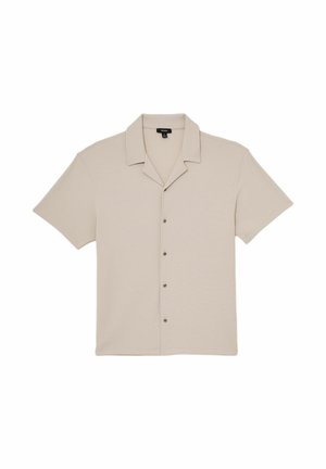 Beež värvi lühikeste varrukatega nööpidega särk, millel on sälkkaelus ja tekstureeritud kangas, laotatud valgel taustal.