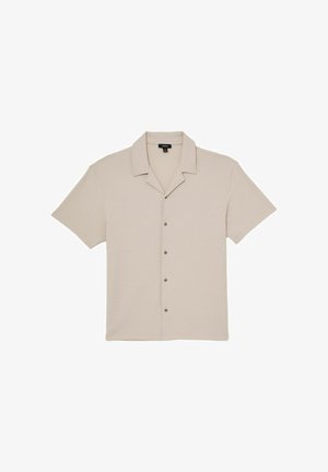Camicia beige a maniche corte con bottoni e colletto a risvolto, in tessuto strutturato, mostrata distesa su sfondo bianco.