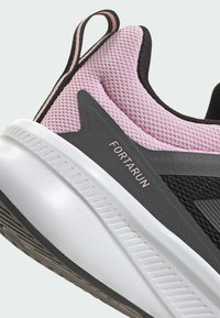 Schwarzer und rosa Sportschuh mit einem Obermaterial aus Mesh, strukturierten Akzenten und einer weißen Zwischensohle mit "FORTARUN"-Branding an der Seite.