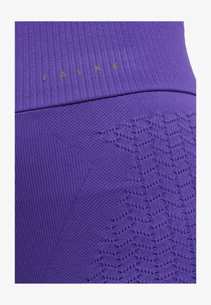 Lila Sportleggings mit gerippter Textur und gewebten Mustern. Mit einem Logo "FALKE" am Bund in kontrastierender Farbe.