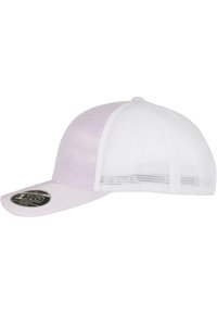 Pălărie snapback din plasă albă, cu o parte frontală și o vizieră lavandă. Include un autocolant cu logo pe vizieră și o crown rotunjită, bine structurată.